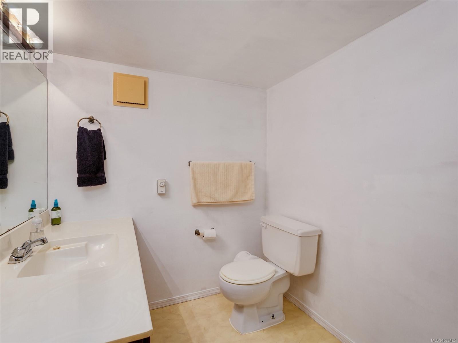 2797 Arbutus Rd, Saanich