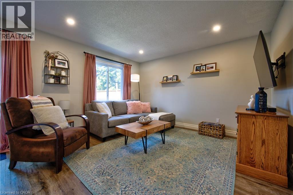 6 MARCON Court, Kitchener, Ontario, N2E3G3 — Photo 3
