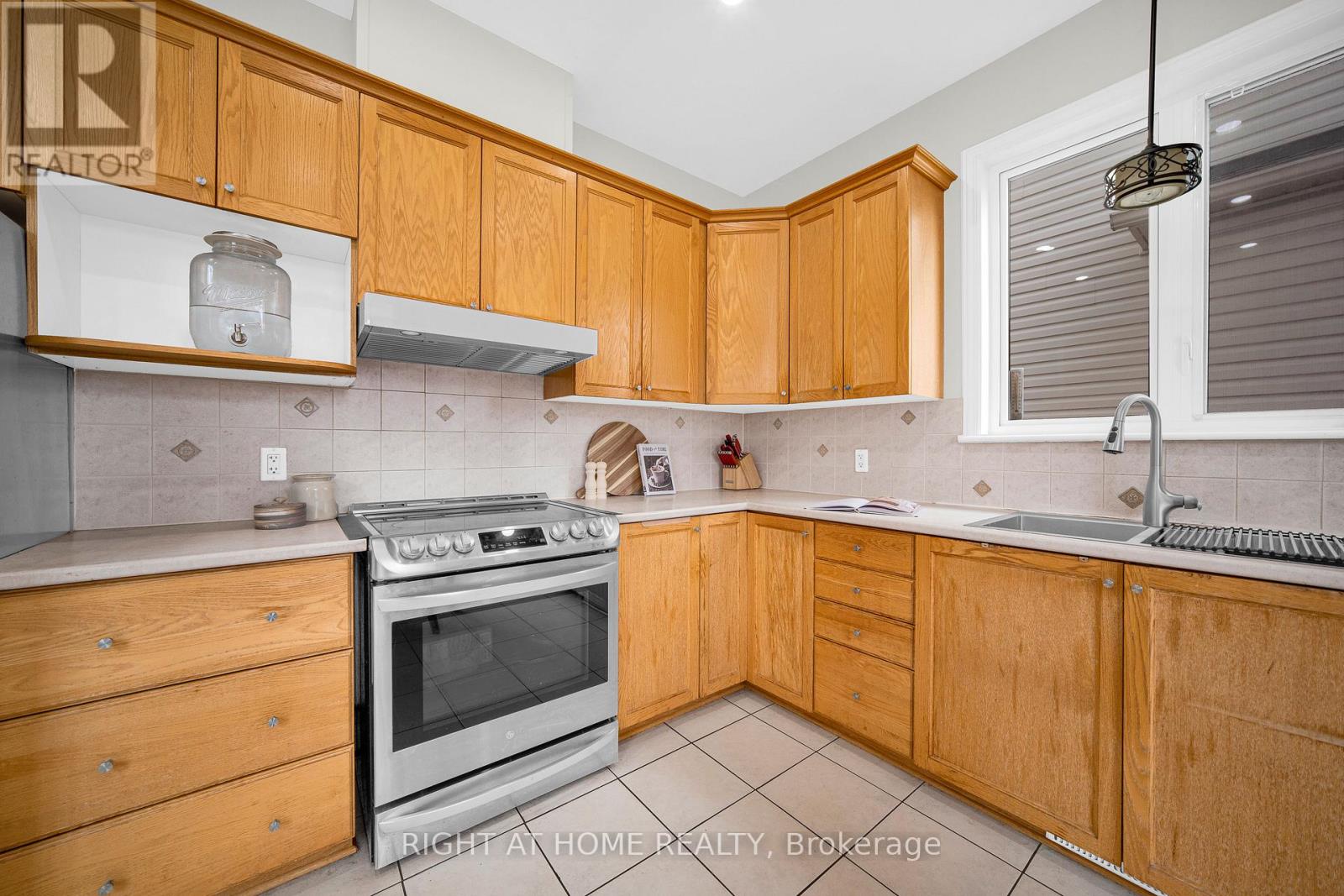 27 KNOWLTON DRIVE - 16