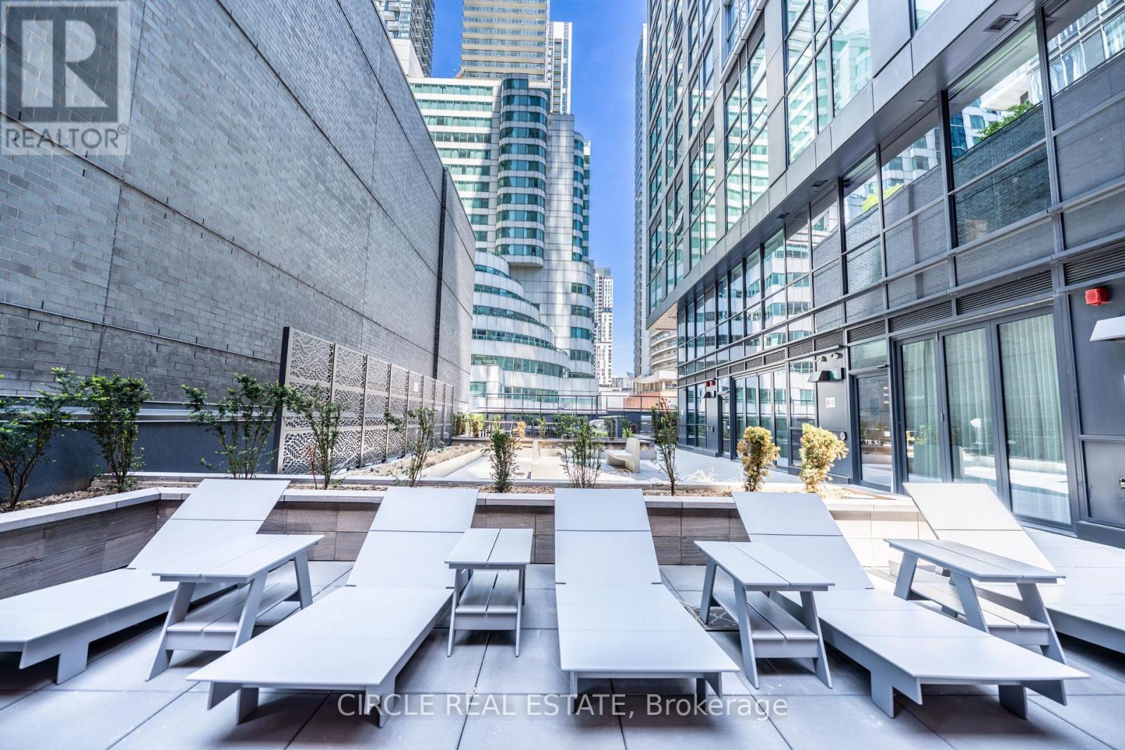 #2705 327 KING STREET W - 39