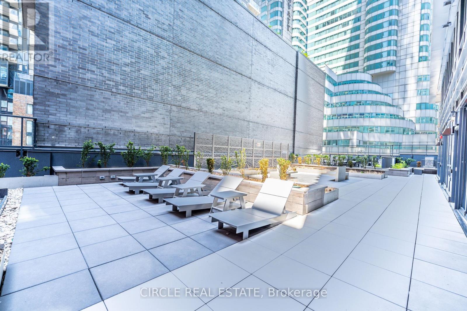 #2705 327 KING STREET W - 40