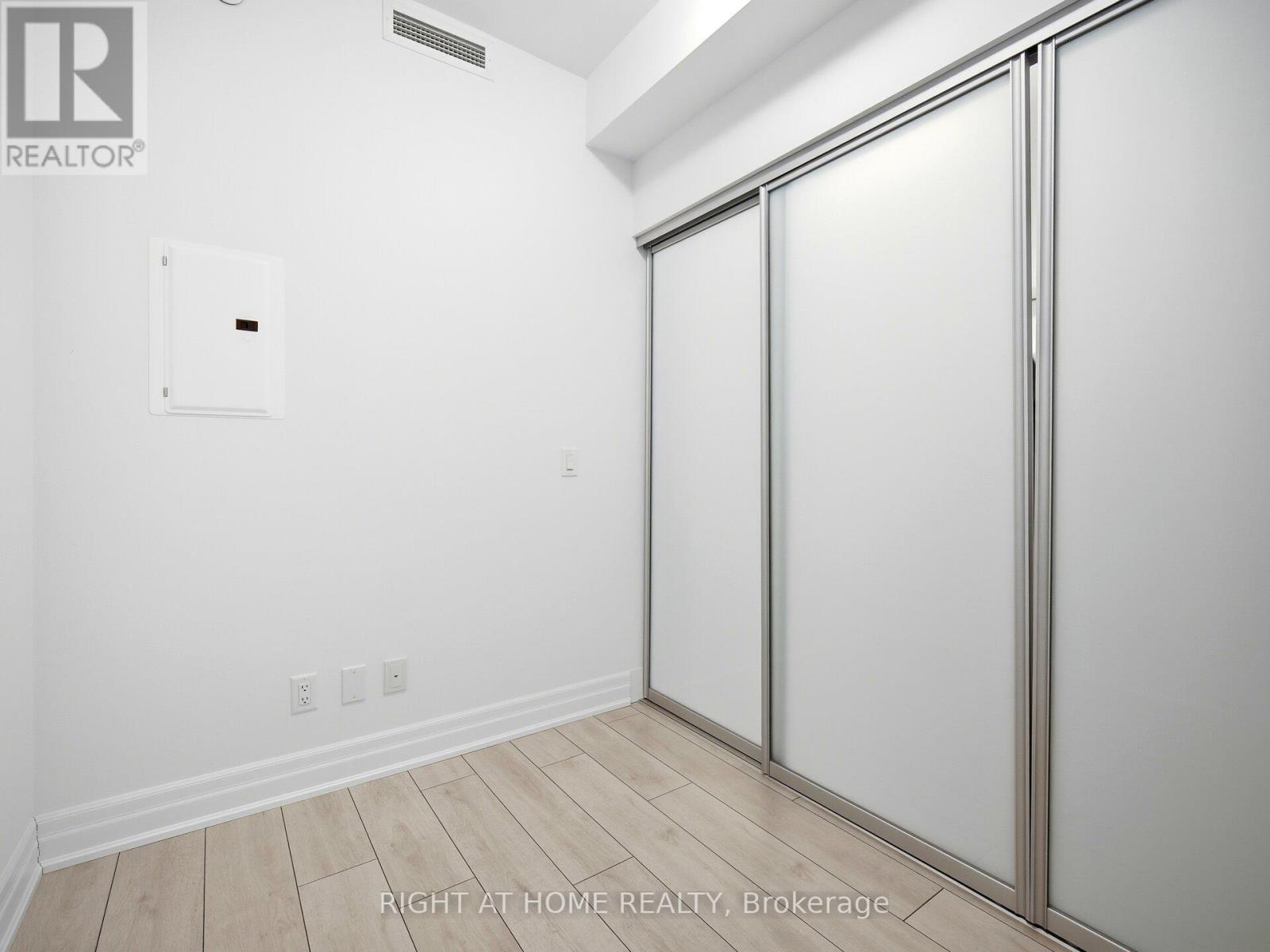 #1807 30 ELM DRIVE W - 35