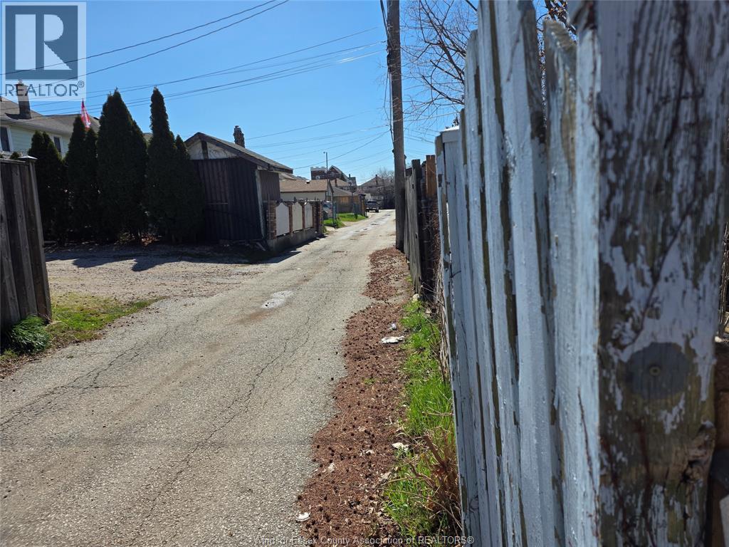 1126 LOUIS AVENUE - 34
