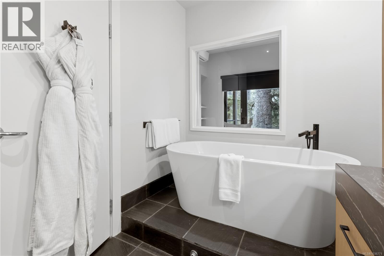 103 596 Marine Dr, Ucluelet