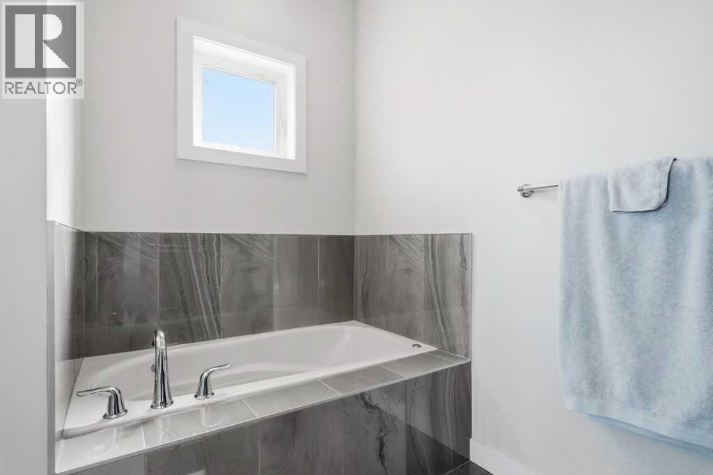 #2 3318 Centre Street NE - 27