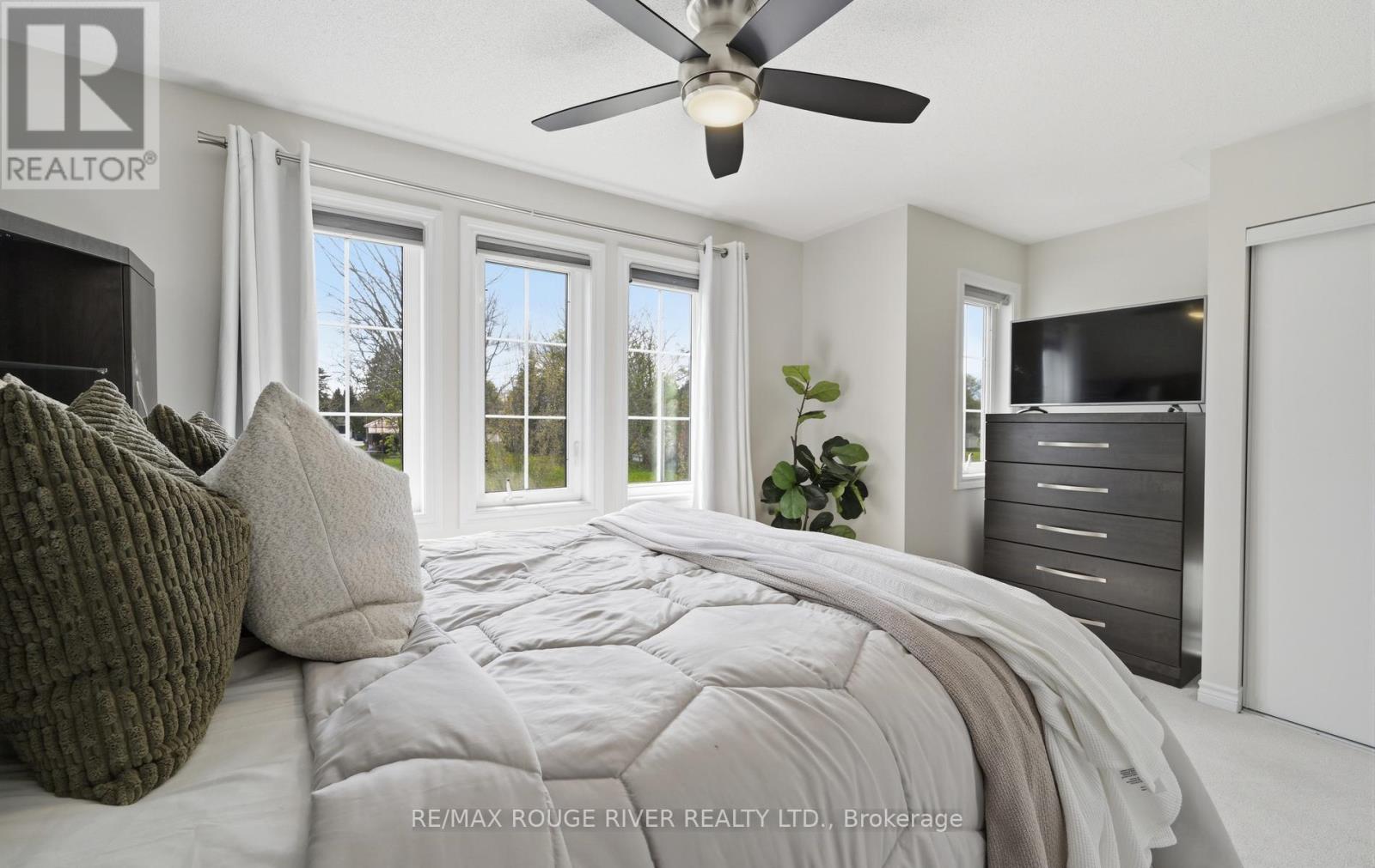 55 REDFERN CRESCENT - 28