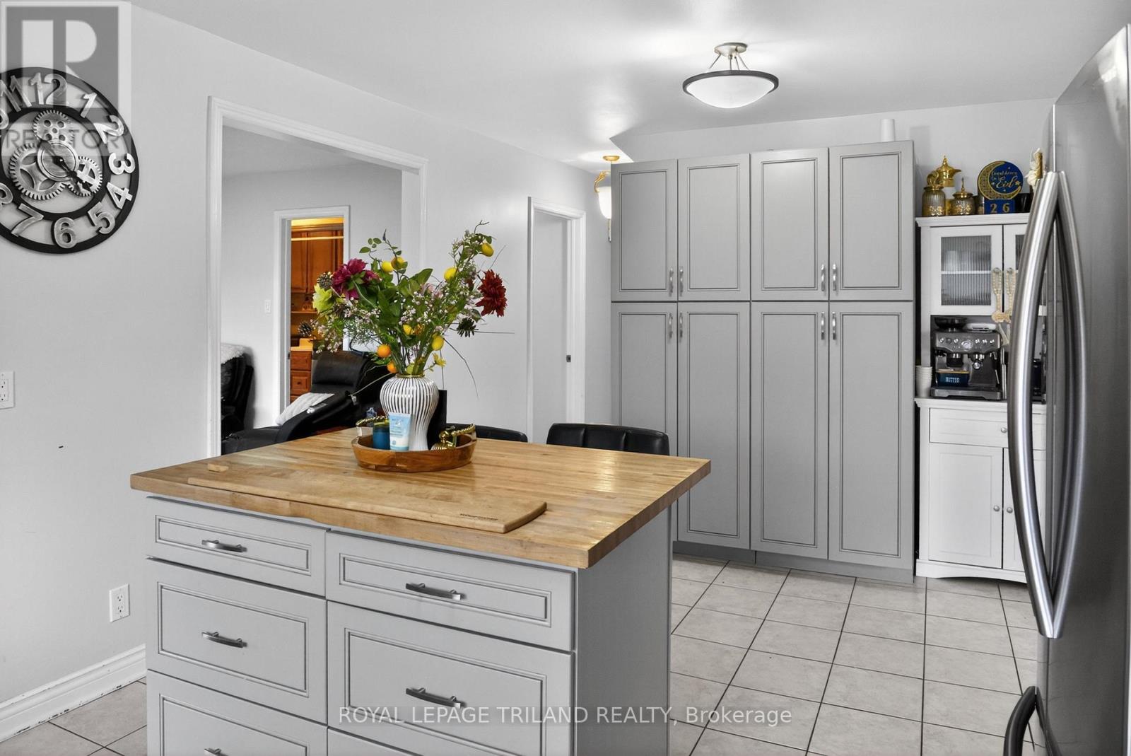 112 CLARENDON CRESCENT - 11