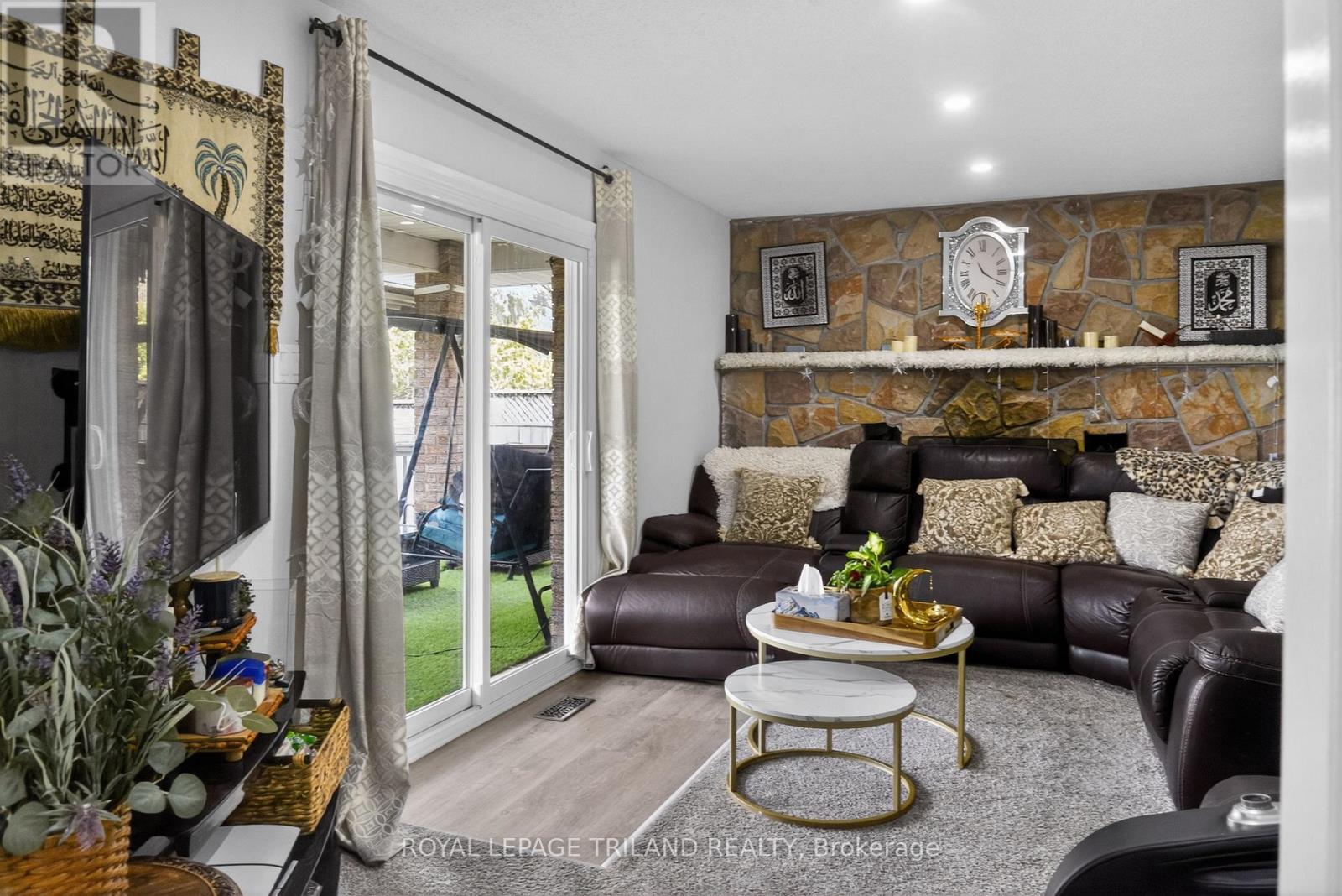 112 CLARENDON CRESCENT - 12