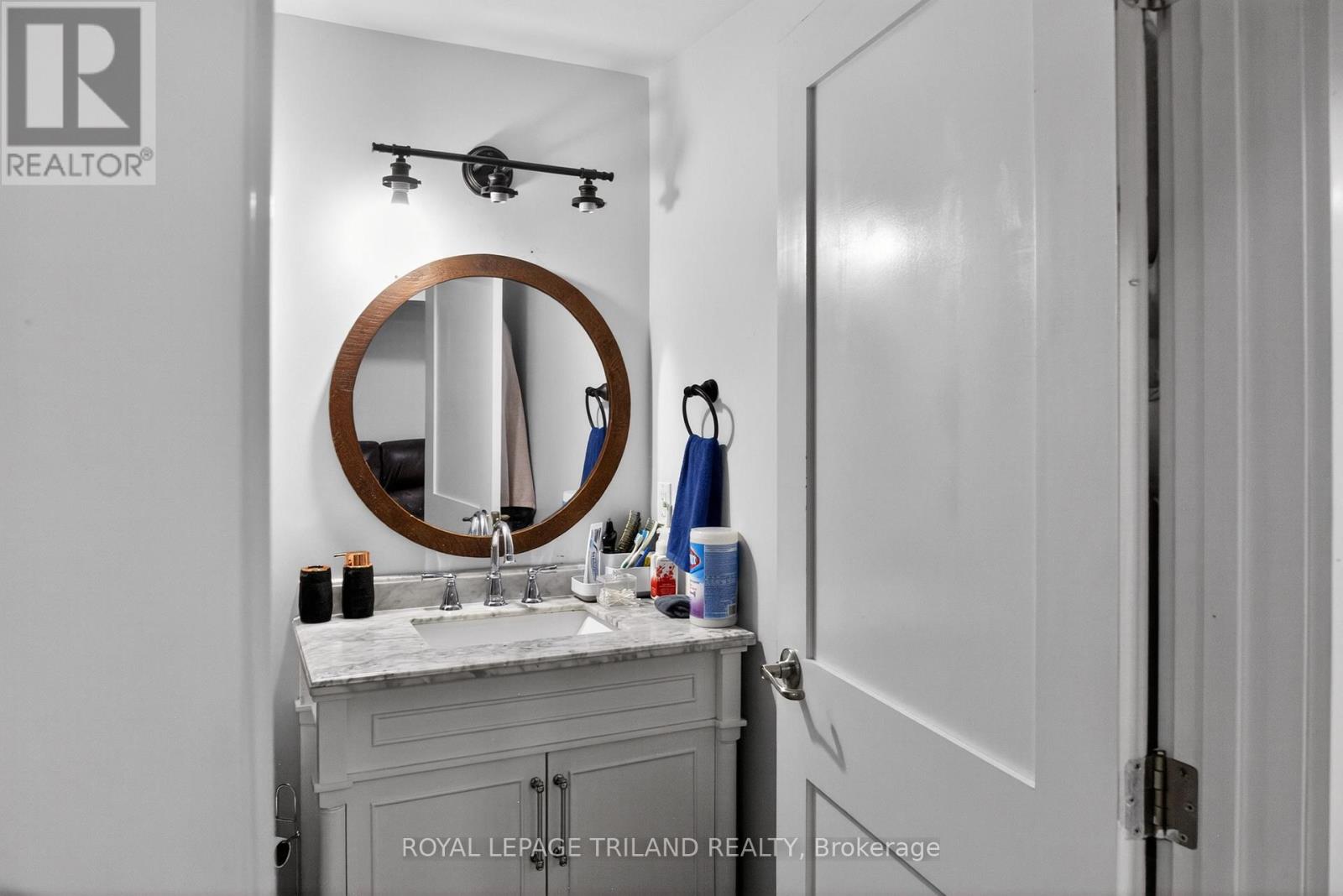 112 CLARENDON CRESCENT - 25