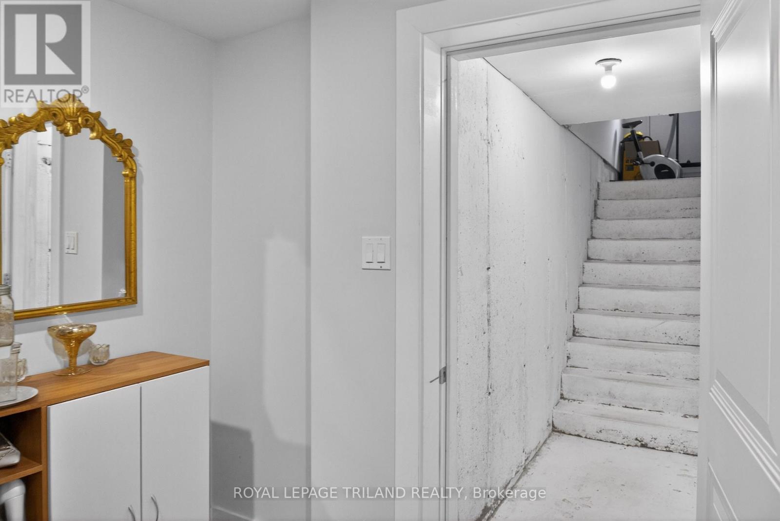 112 CLARENDON CRESCENT - 27