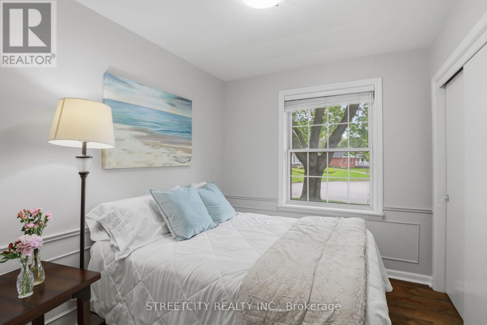 4 BRIARHILL PLACE - 11