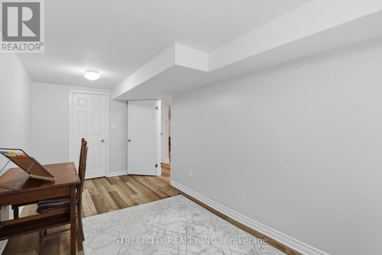 4 BRIARHILL PLACE - 23