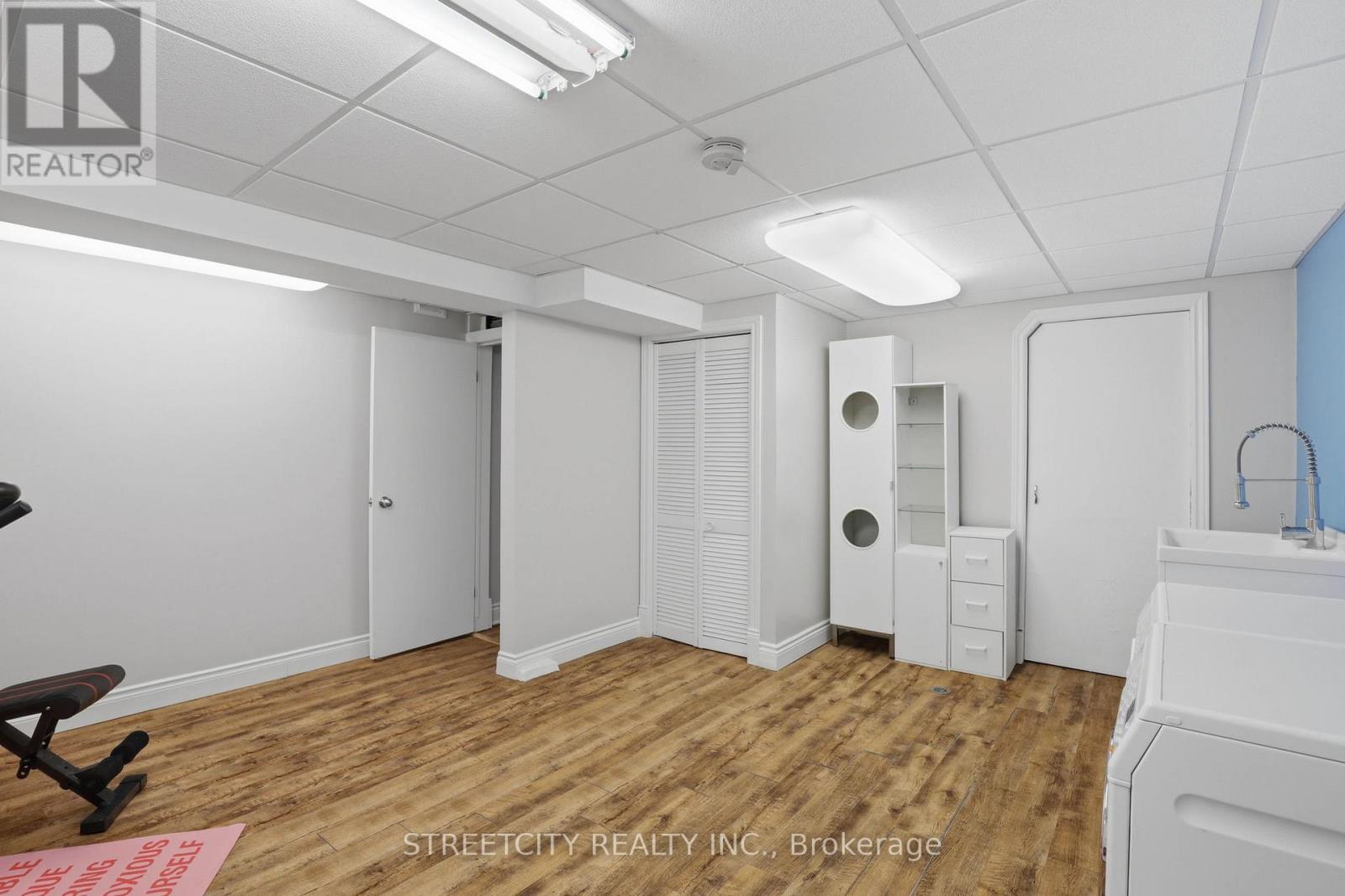 4 BRIARHILL PLACE - 26