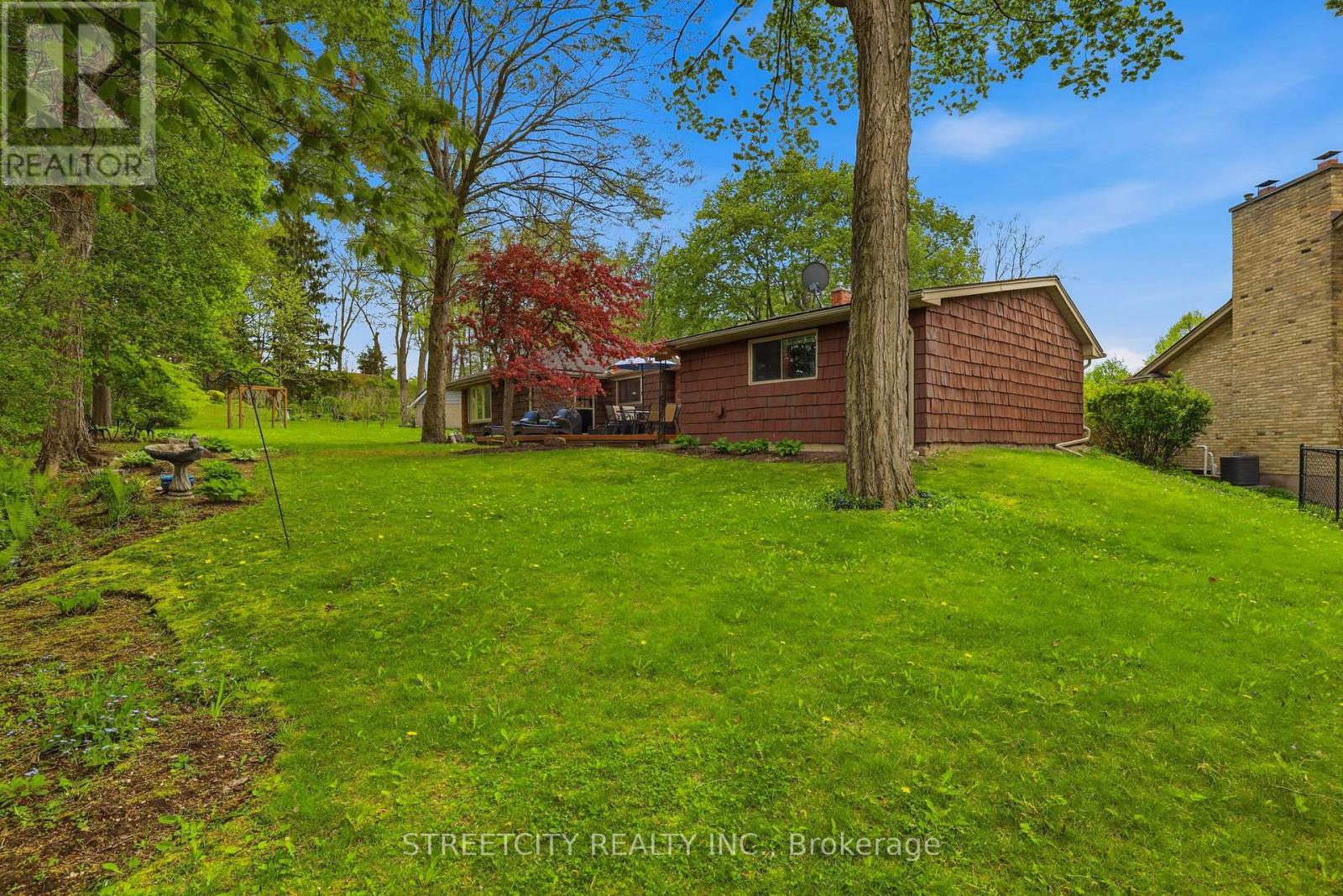 4 BRIARHILL PLACE - 30
