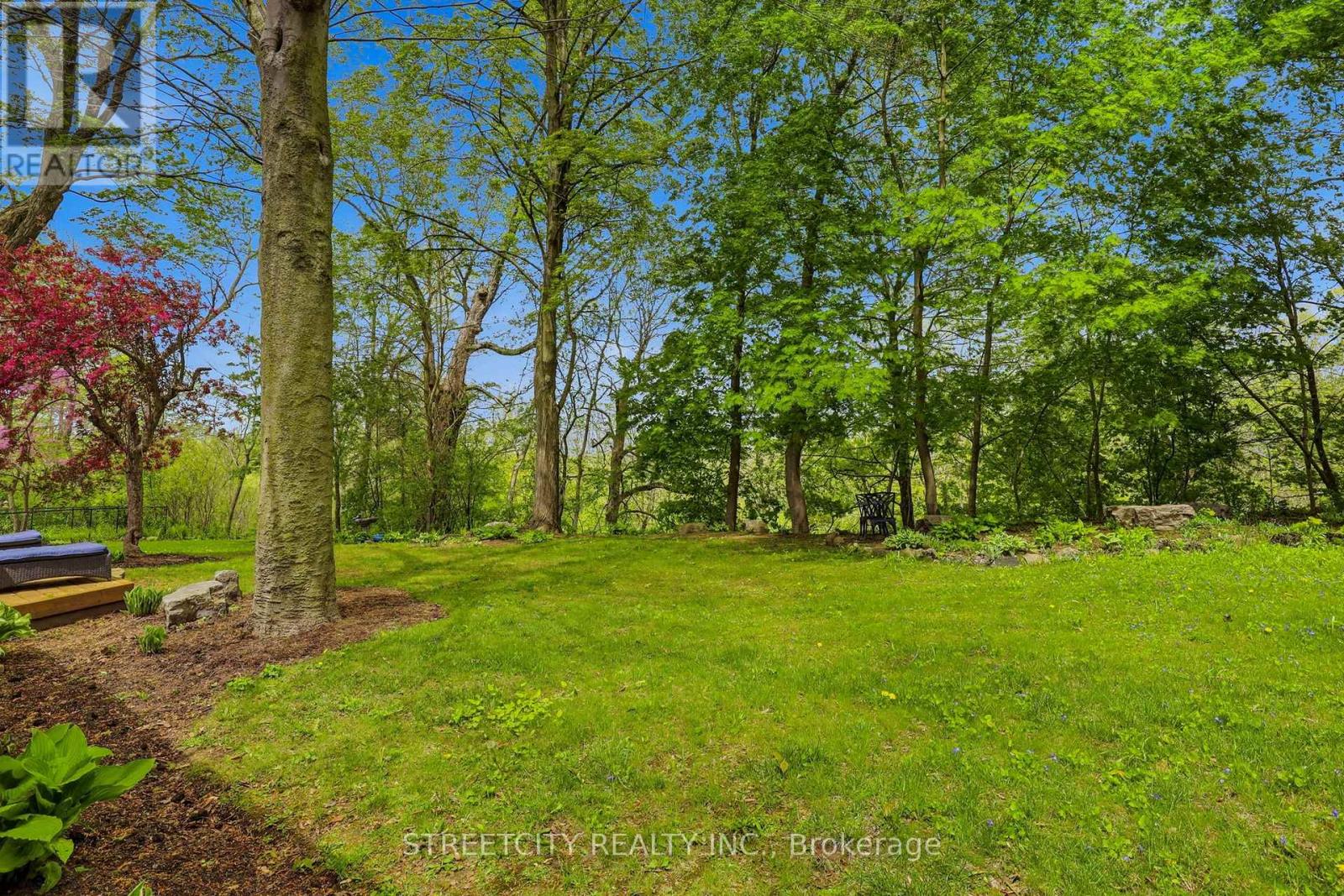 4 BRIARHILL PLACE - 31