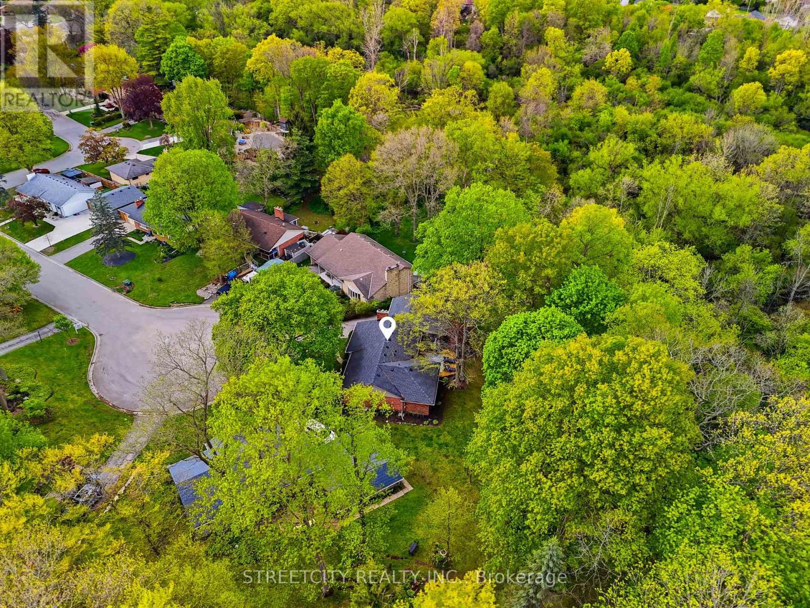 4 BRIARHILL PLACE - 34