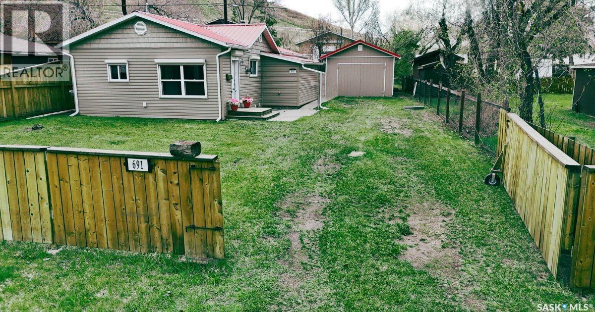 691 Joseph CRESCENT - 1