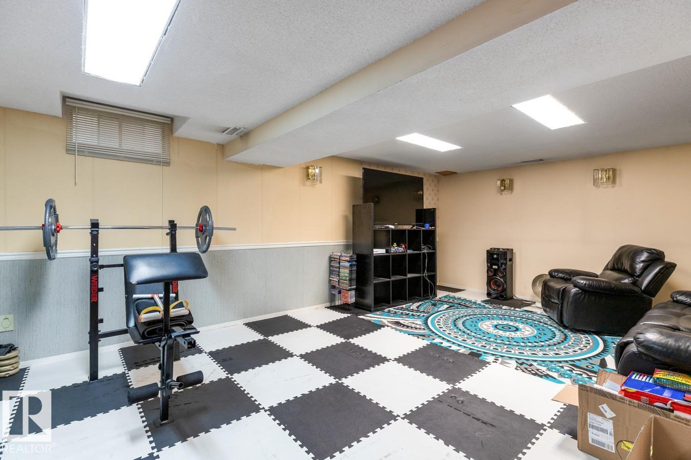 4340 33 ST NW - 29