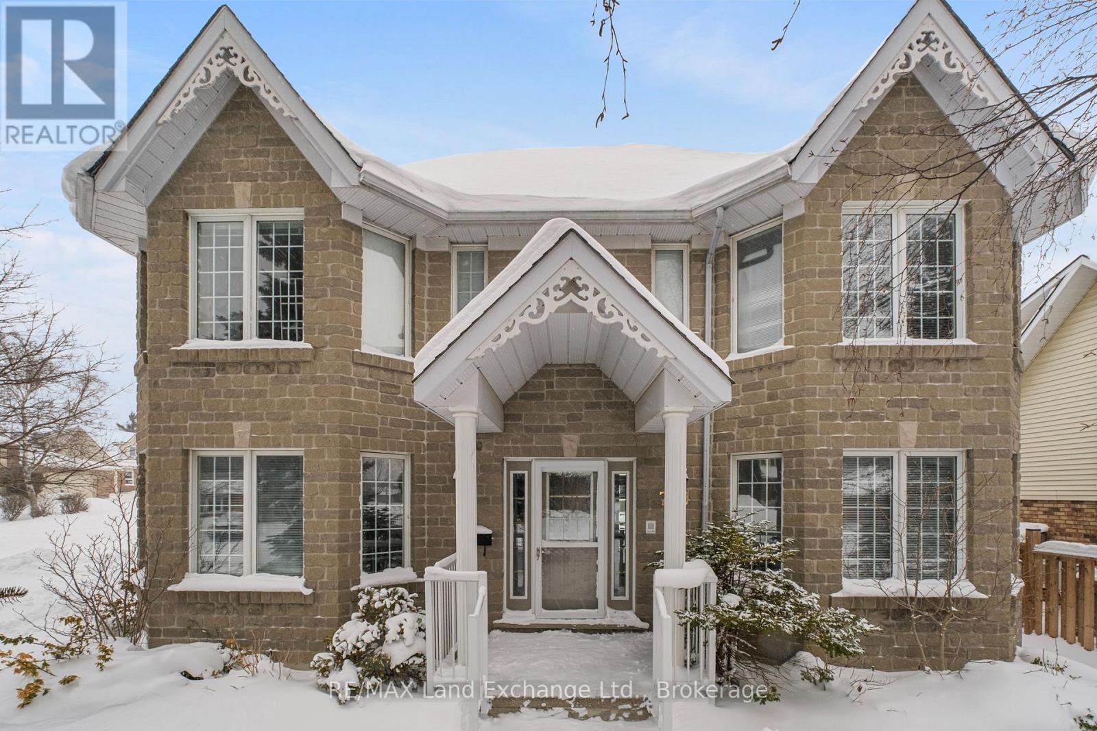 750 MCPHERSON CRESCENT - 2