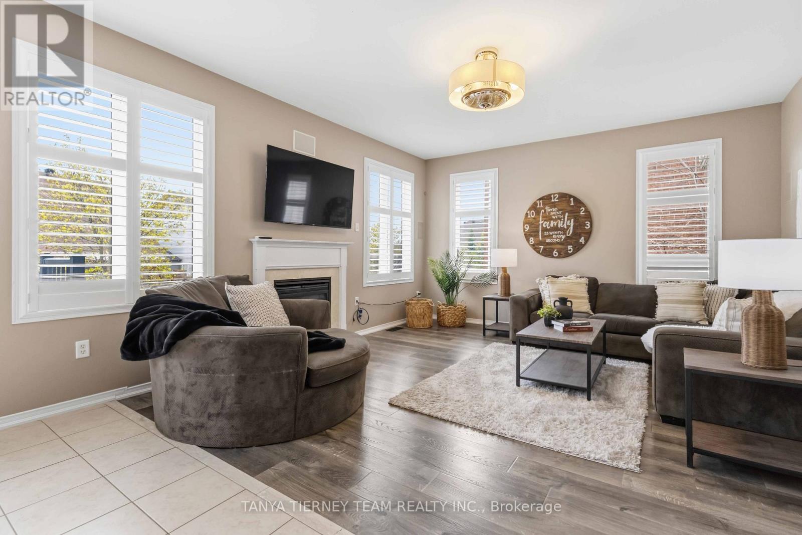 2315 HACKETT PLACE - 23