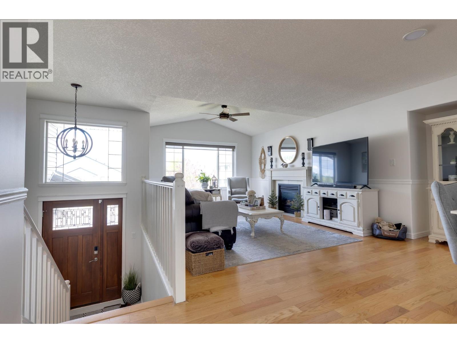 Photo 8 of 40 — 3531 CHARTWELL AVENUE · Prince George, BC