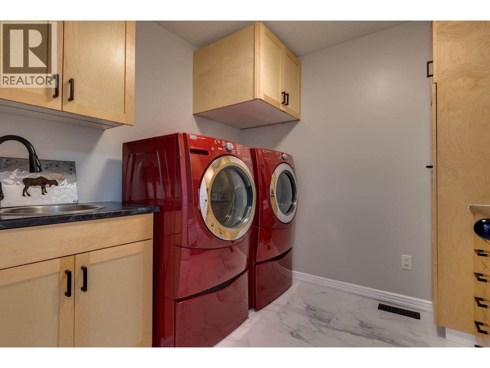 Photo 9 of 40 — 3531 CHARTWELL AVENUE · Prince George, BC