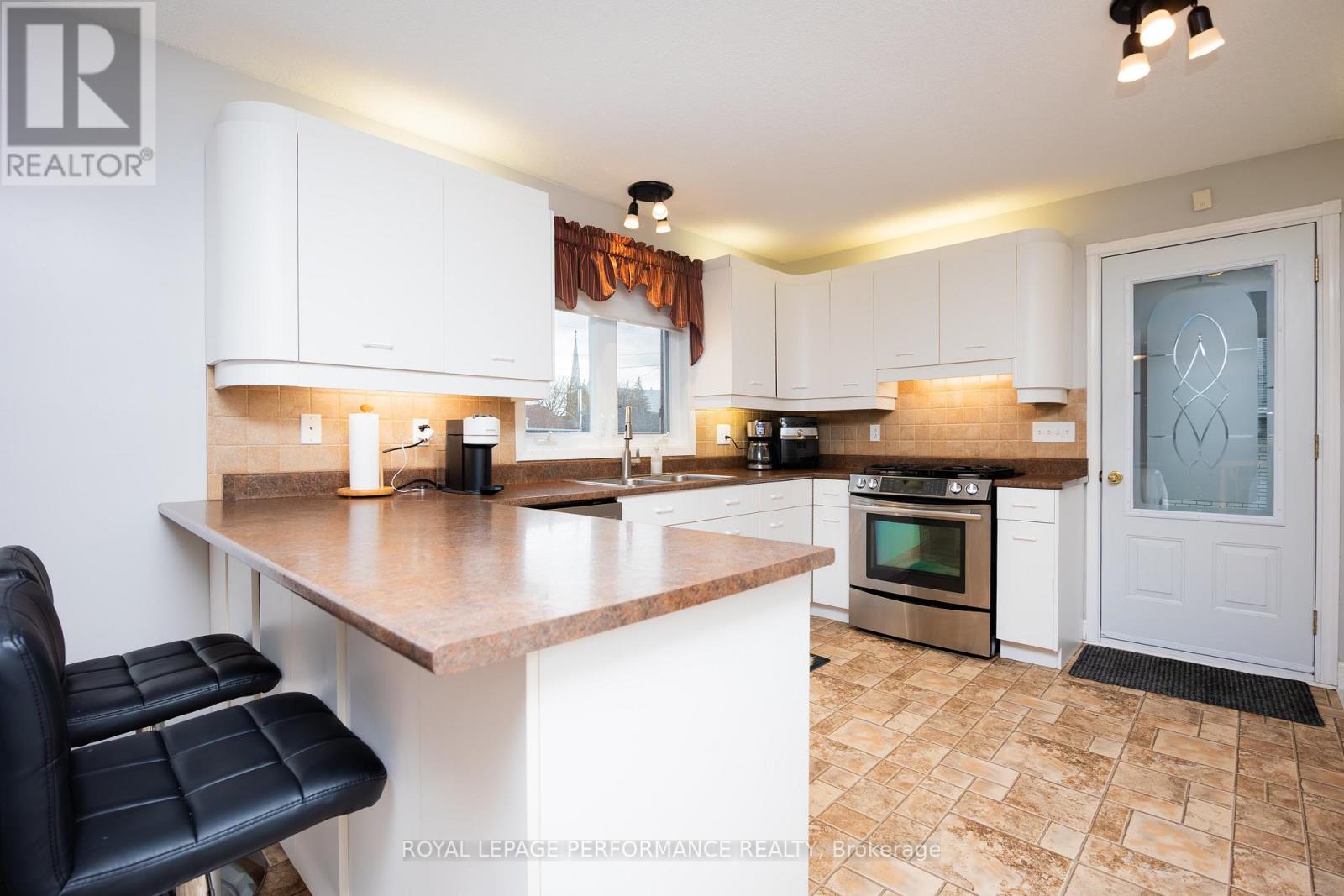 44 VICTORIA STREET W - 12