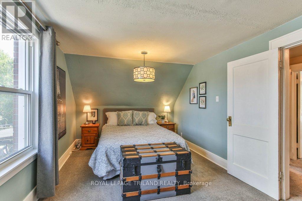 626 EMERY STREET E - 28