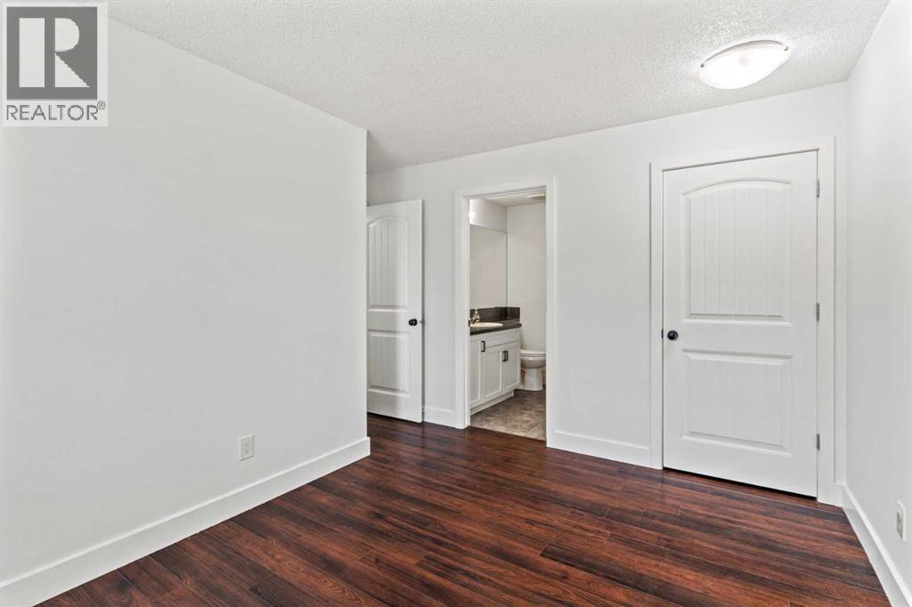 #2 219 Village Terrace SW - 16