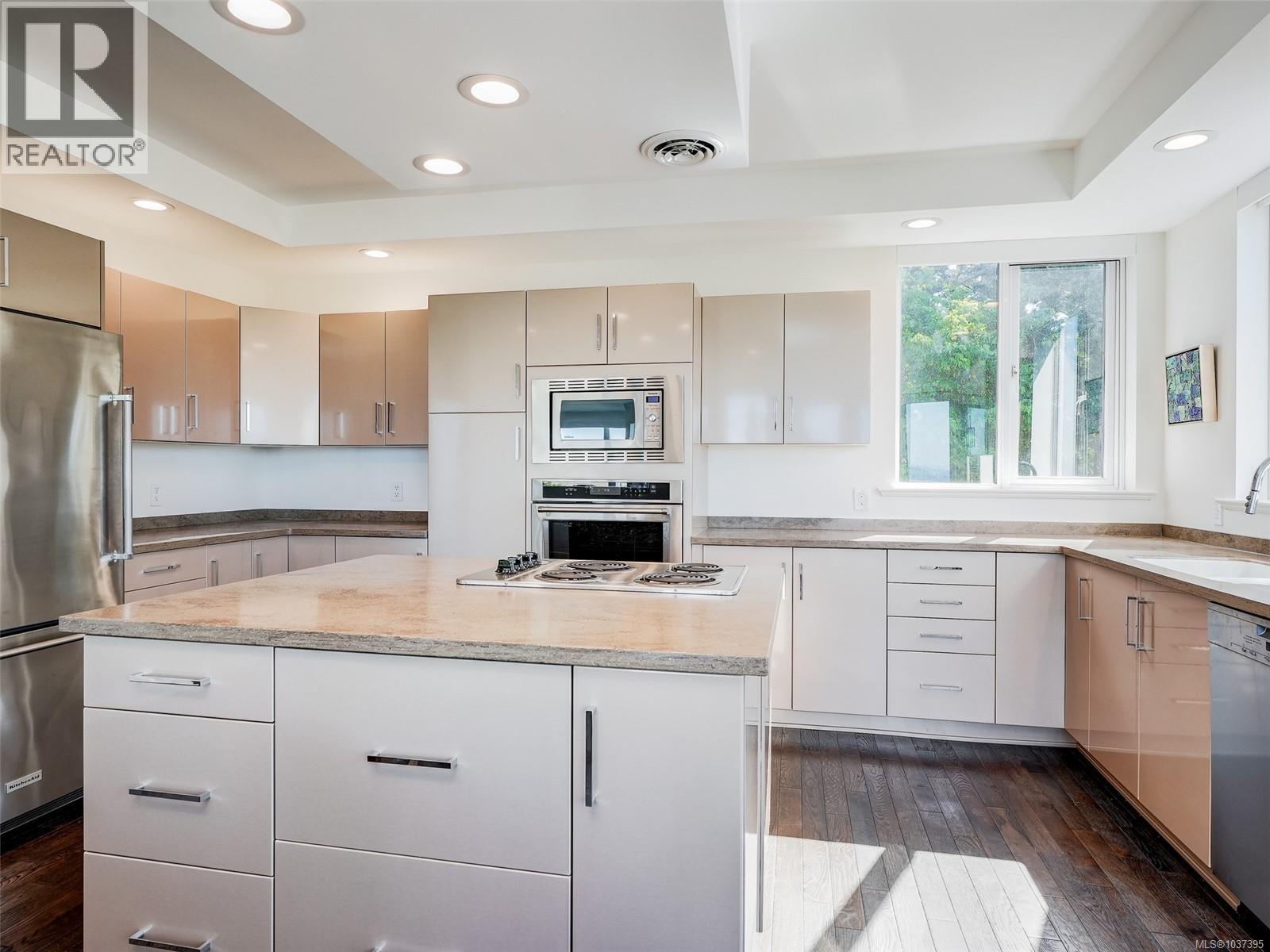 1 4771 Cordova Bay Rd, Saanich