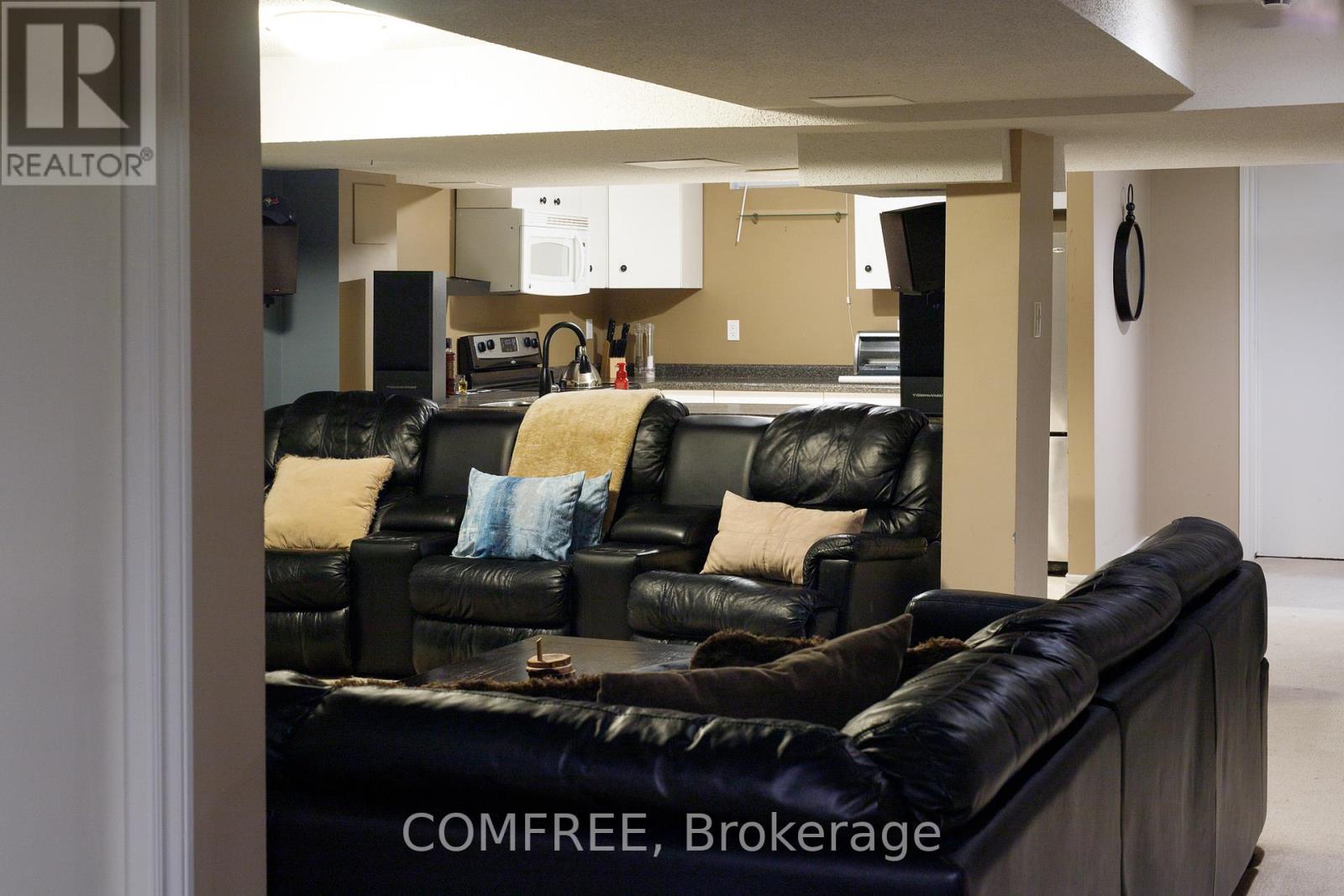 10 ENDICOTT DRIVE - 15