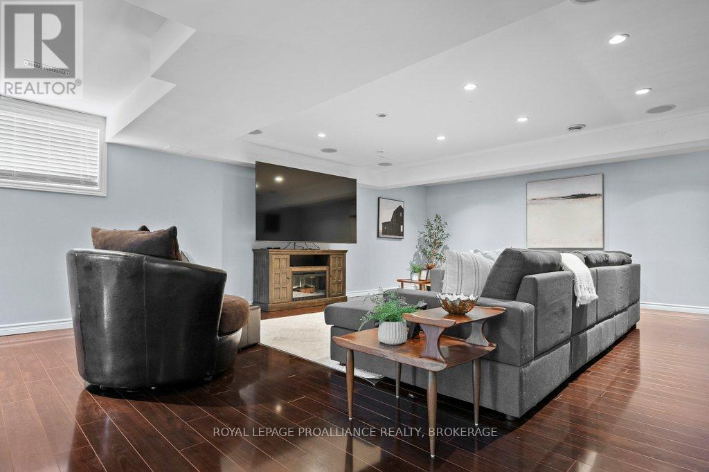 6 ASHWOOD CRESCENT - 25