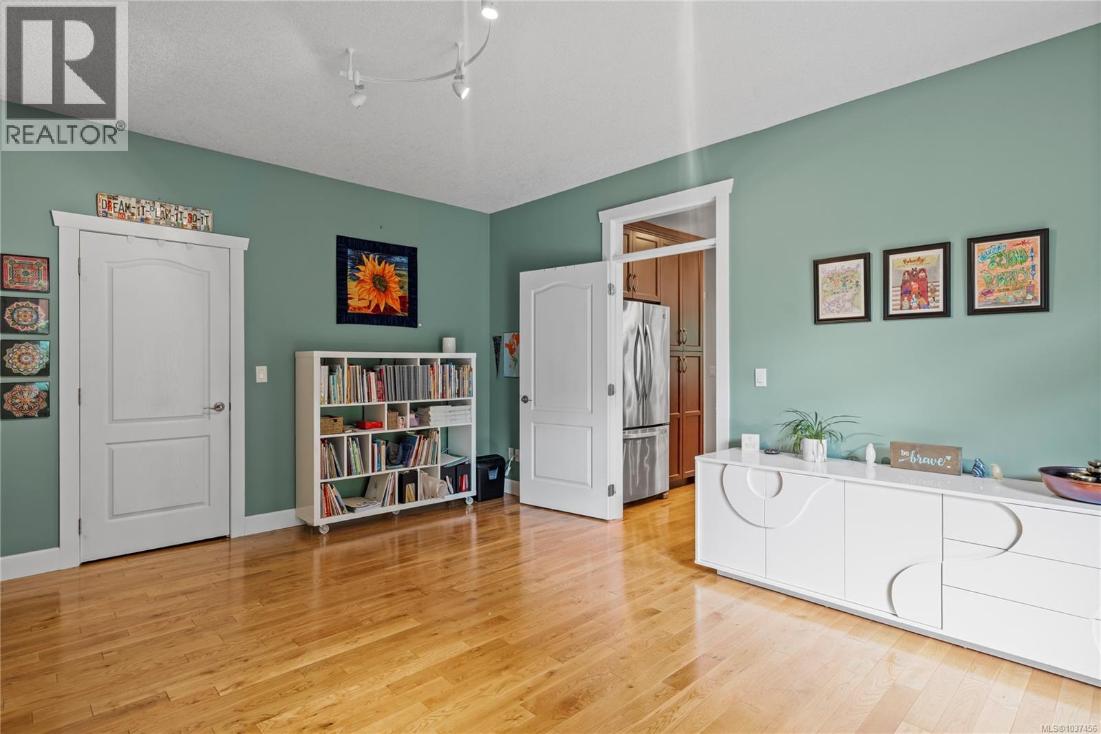 512 Martina Way - 22