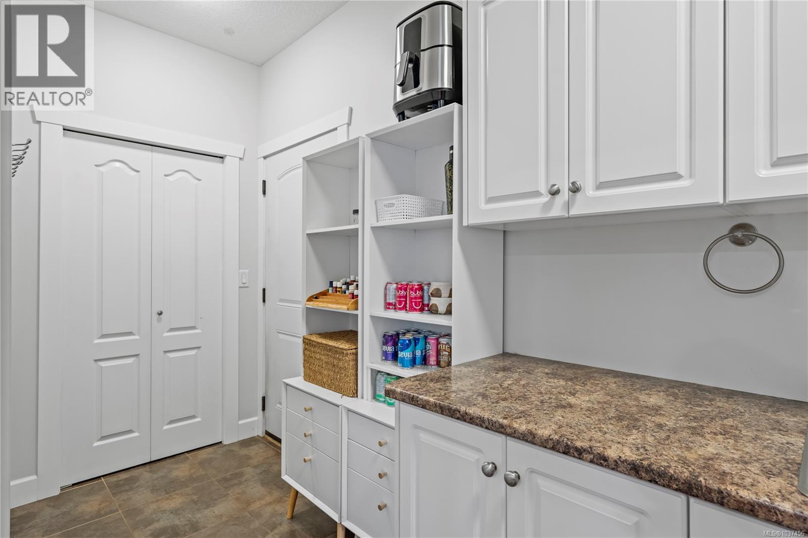512 Martina Way - 27
