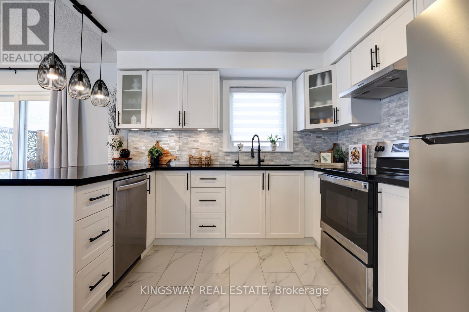72 DONALD CRESCENT - 10