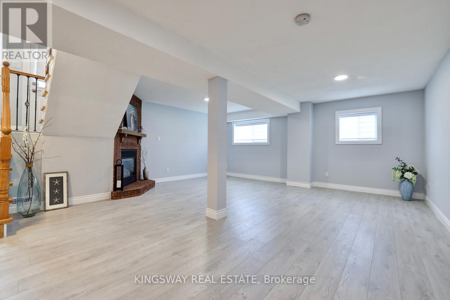 72 DONALD CRESCENT - 29