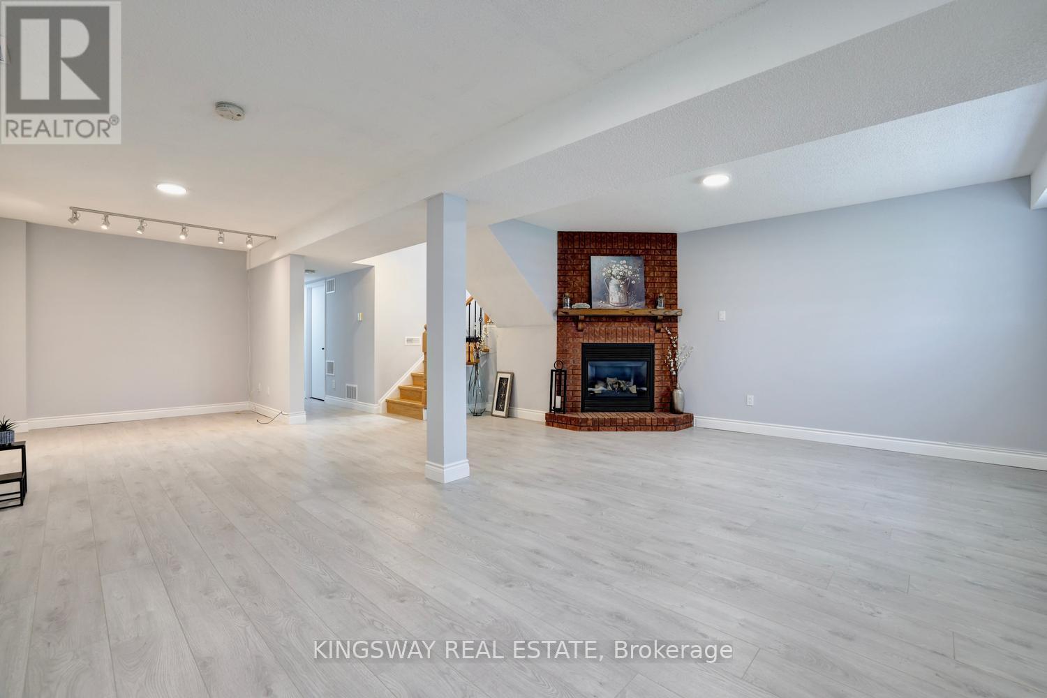 72 DONALD CRESCENT - 30