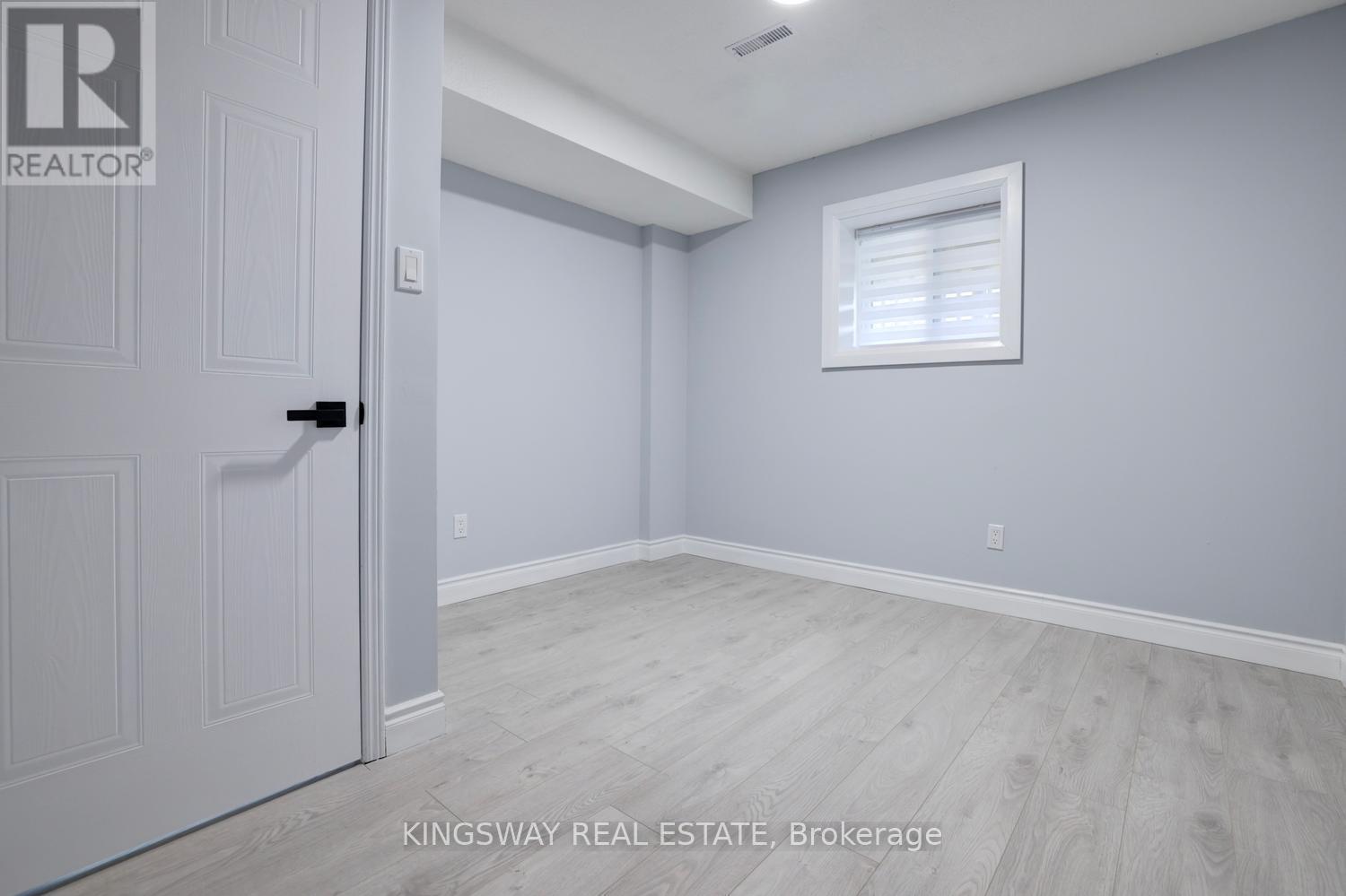 72 DONALD CRESCENT - 33