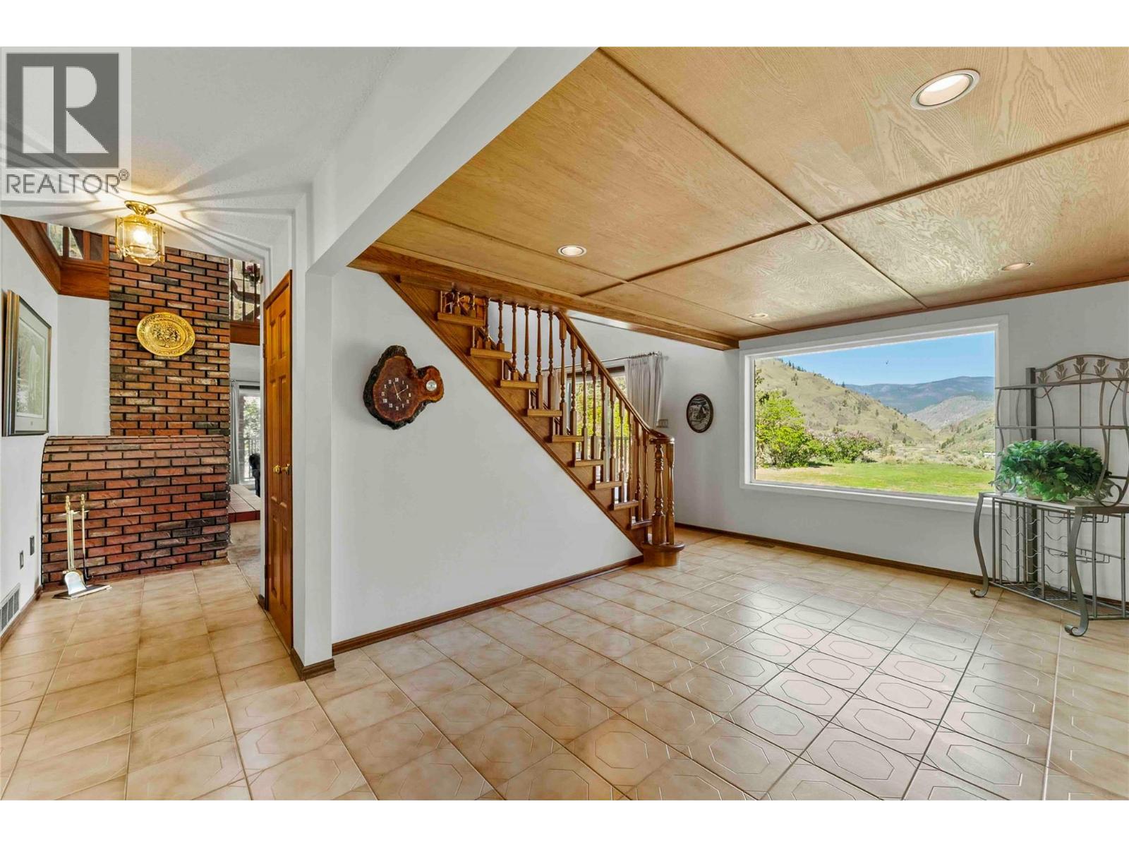 8609 Highway 8 - 10