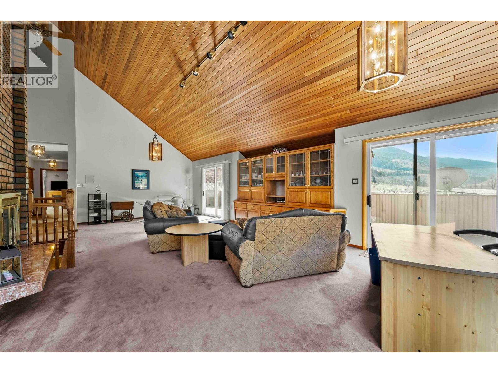 8609 Highway 8 - 12