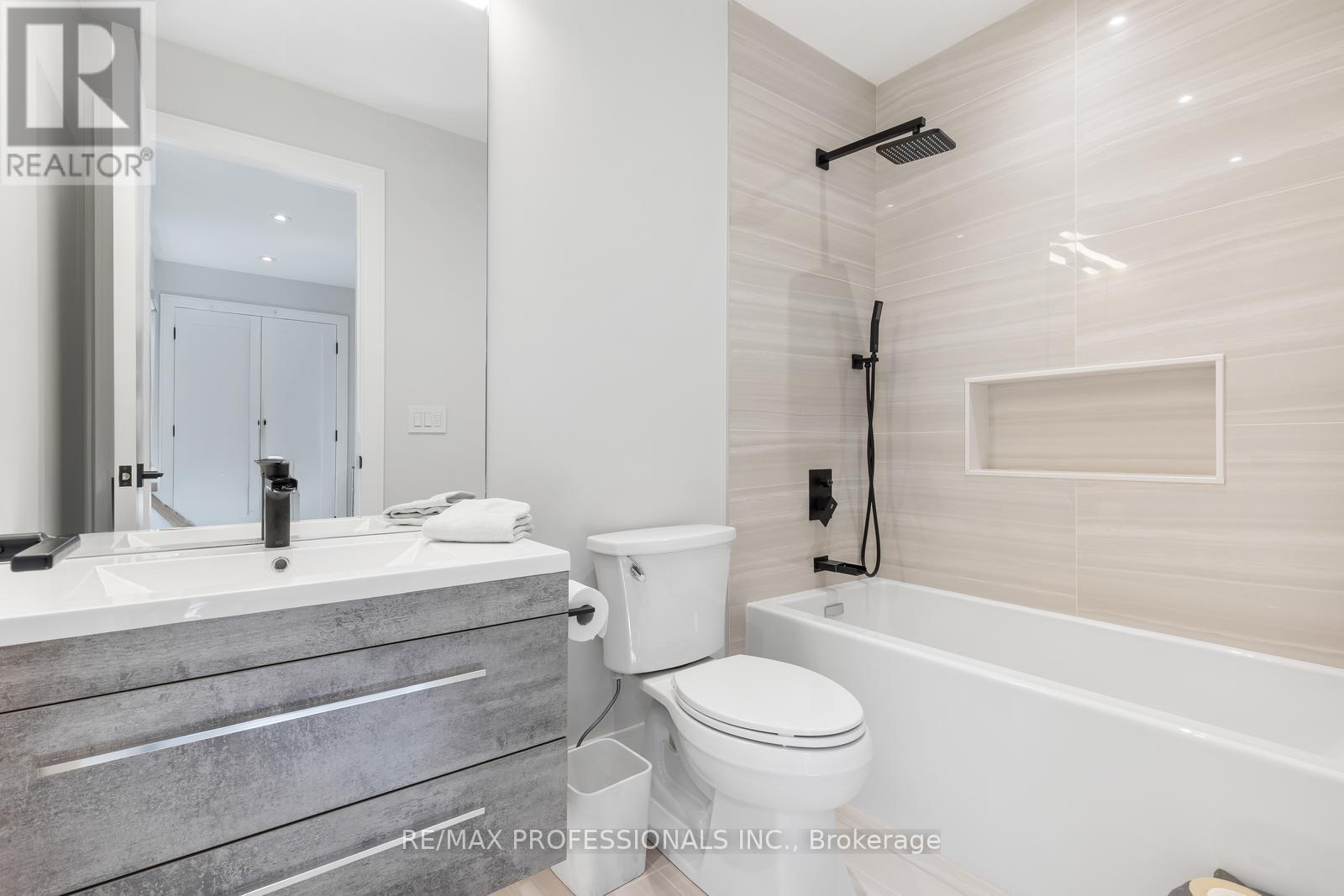 216 ALDERCREST ROAD - 33
