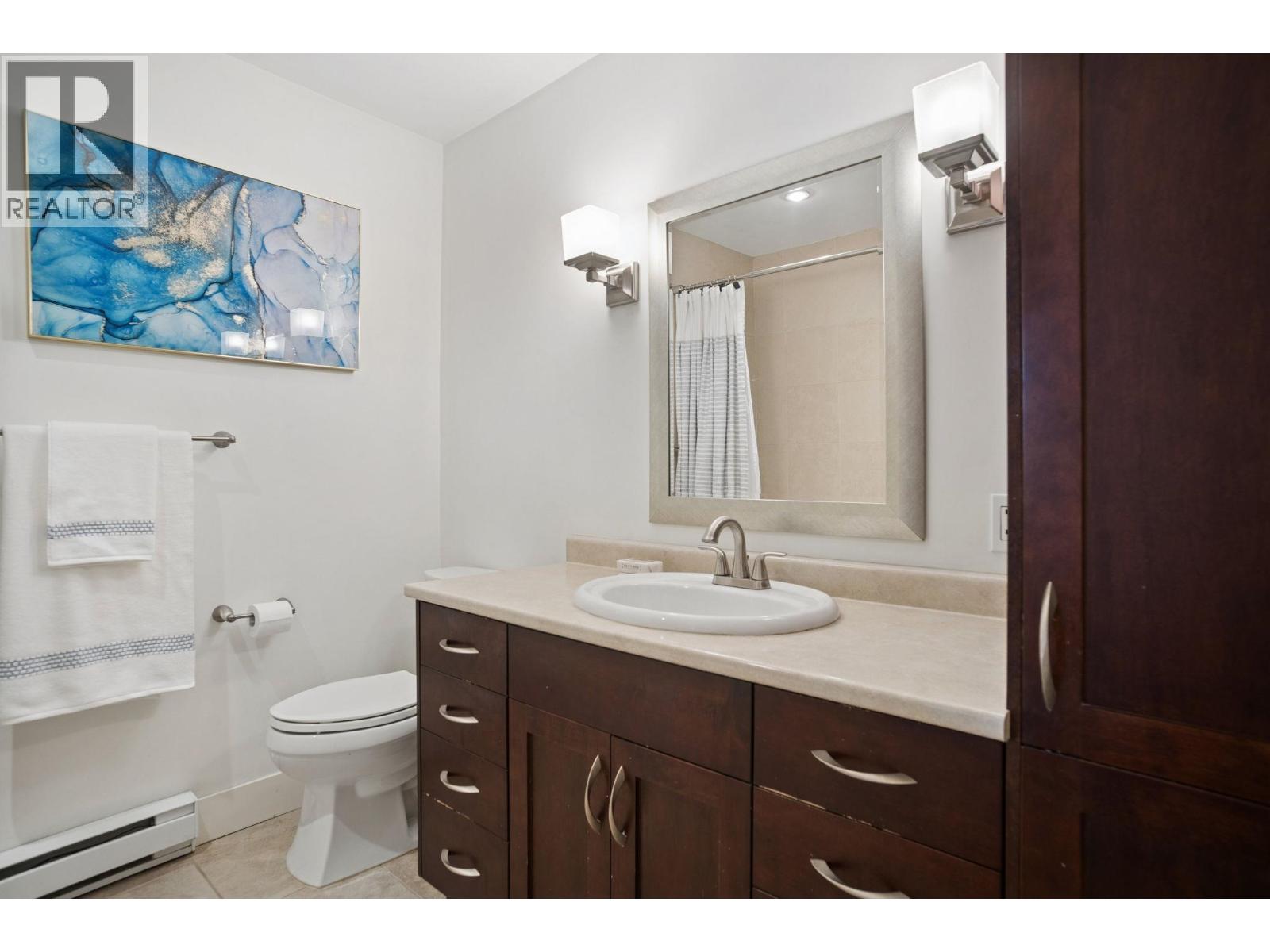 2 Bed, 2 Bath Triplex for Sale in Vancouver – 1382 MAPLE STREET, Vancouver – MLS# R3125565 - Image 6