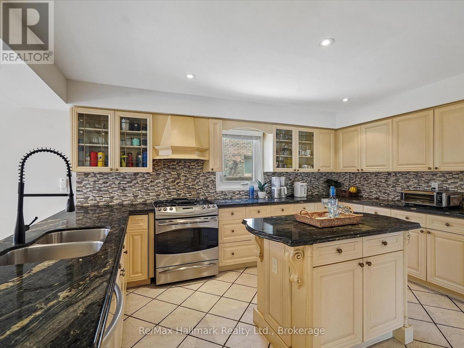 560 CHILLINGHAM CRESCENT - 17