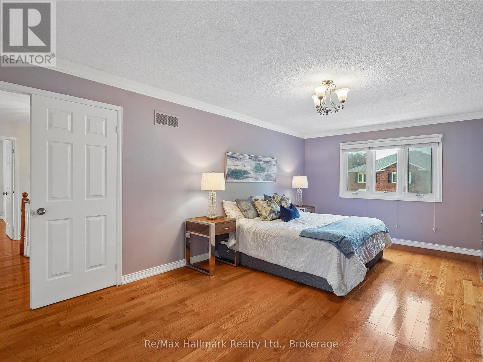 560 CHILLINGHAM CRESCENT - 23