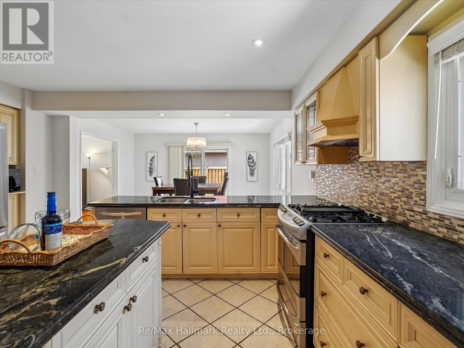 560 CHILLINGHAM CRESCENT - 16