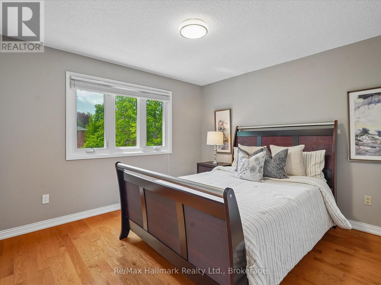 560 CHILLINGHAM CRESCENT - 32