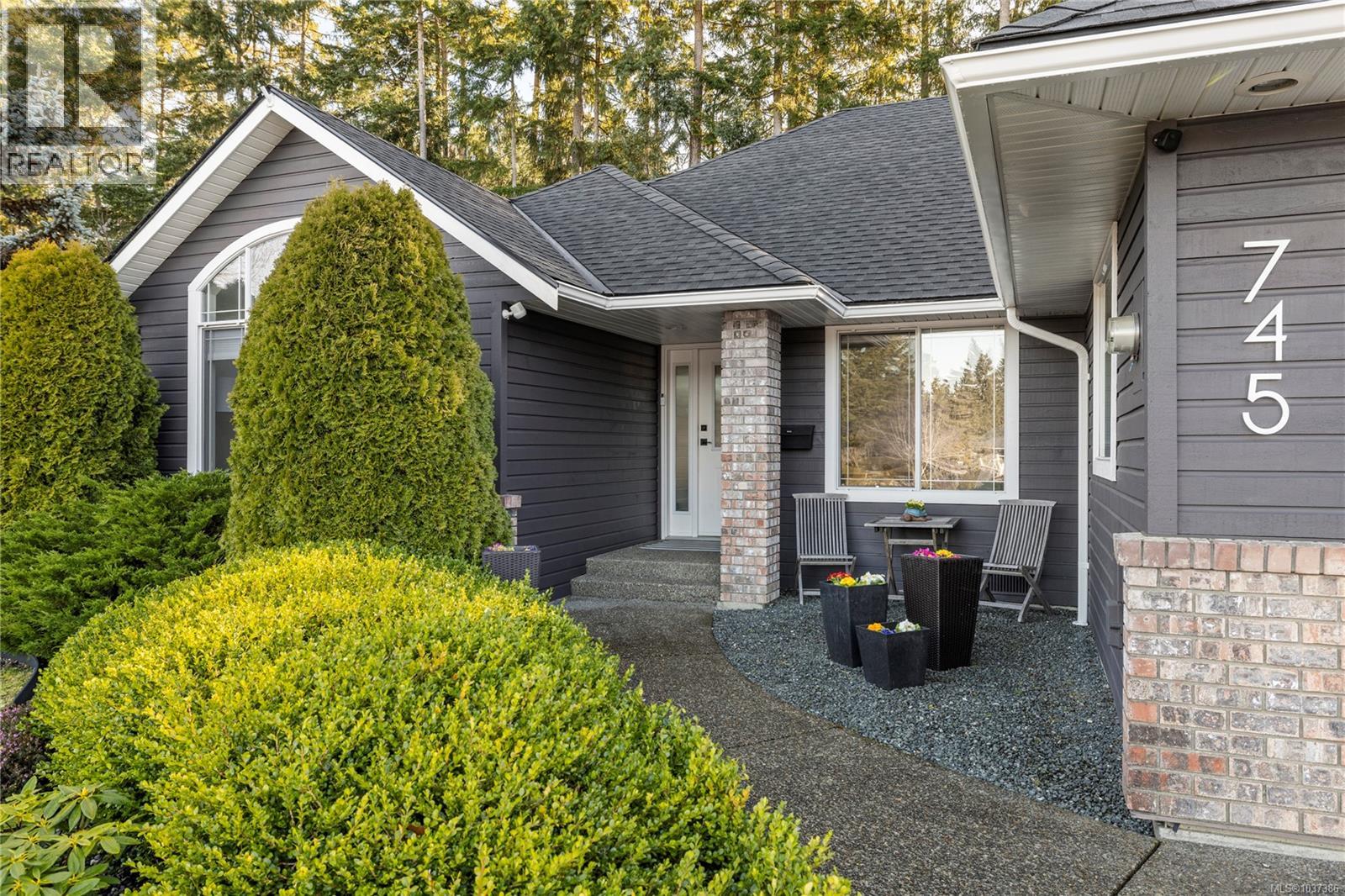 745 Redwood Dr, Qualicum Beach