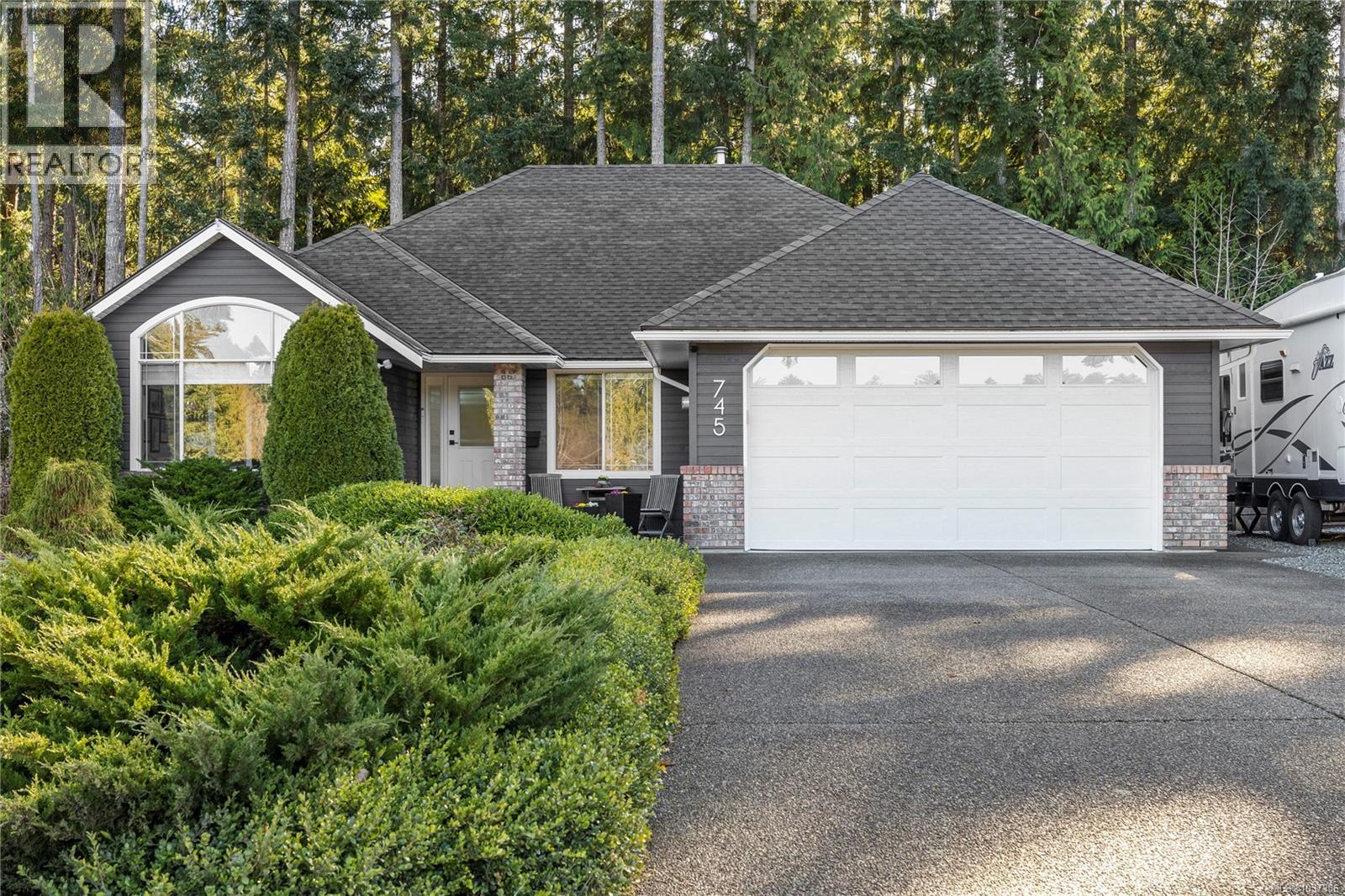745 Redwood Dr, Qualicum Beach