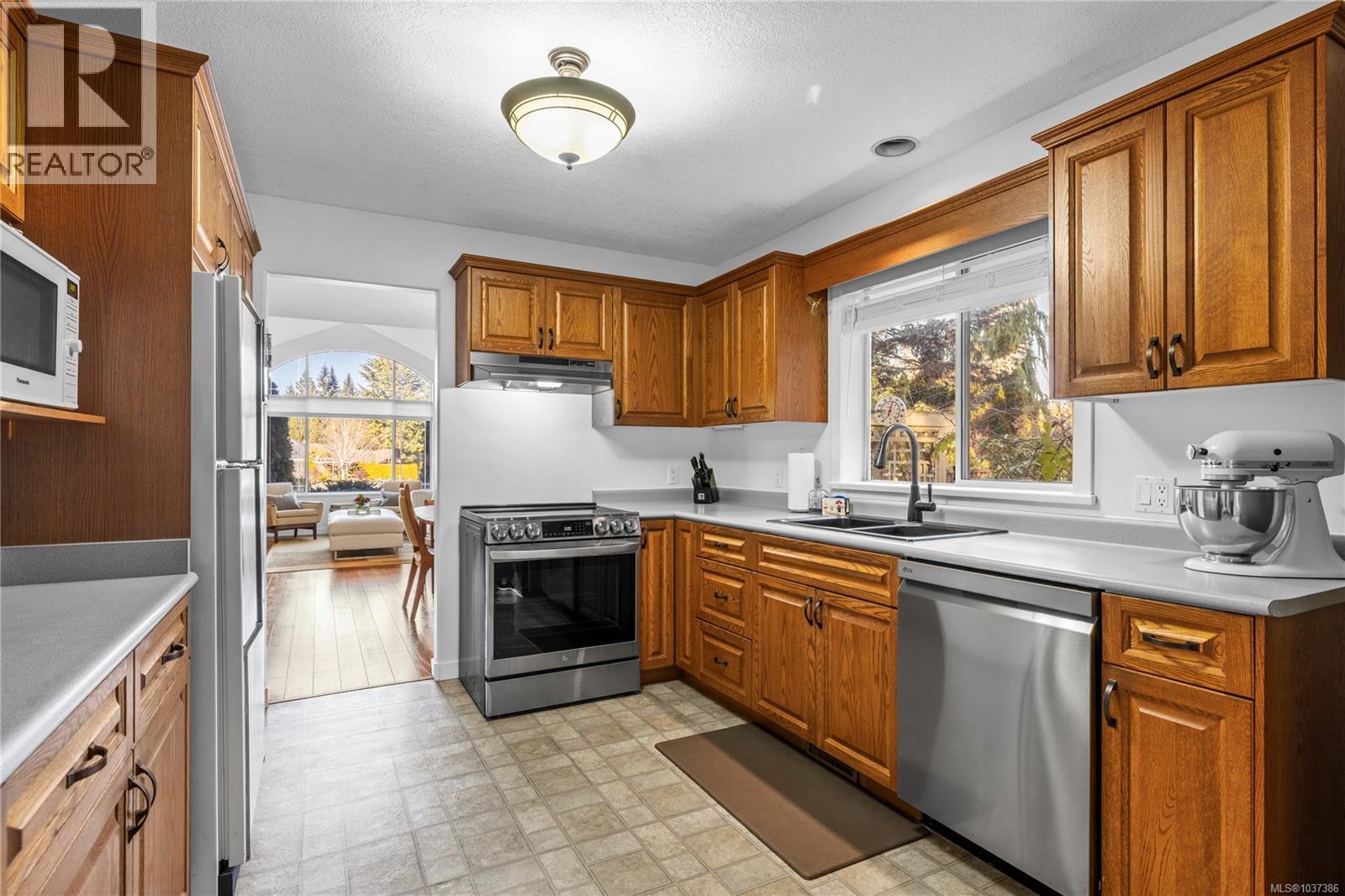 745 Redwood Dr, Qualicum Beach