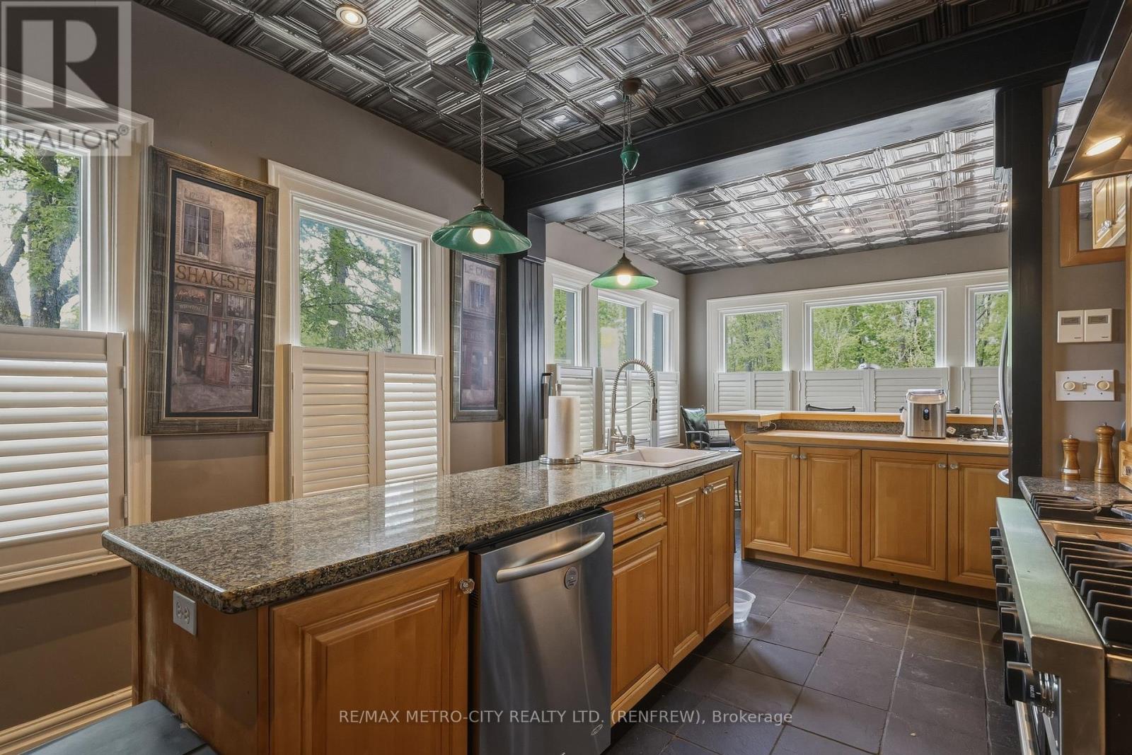 560 RAGLAN STREET S - 14